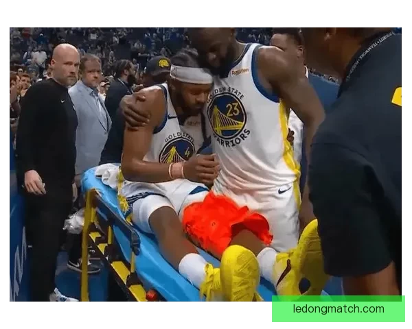 穆迪遭遇严重伤情被迫坐轮椅离场 专家称影响巨大或影响全赛季表现 穆迪遭遇严重伤情被迫坐轮椅离场 专家称影响巨大或影响全赛季表现