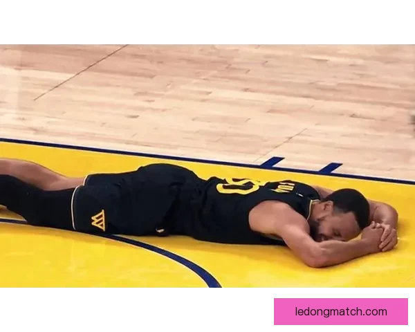 勇士官方:库里完成全队对抗训练 本周末将进行伤情重新评估 勇士官方:库里完成全队对抗训练 本周末将进行伤情重新评估